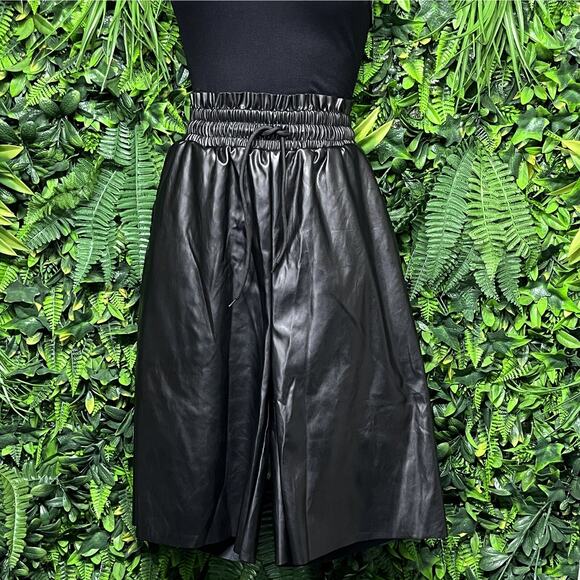 THE SANG Shorts Women Medium Black Faux Leather Smocked Stretch Waist Flare 2709 - Picture 6 of 8